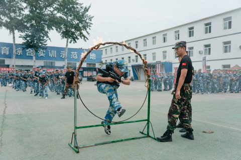 魔鬼训练科目-钻火圈